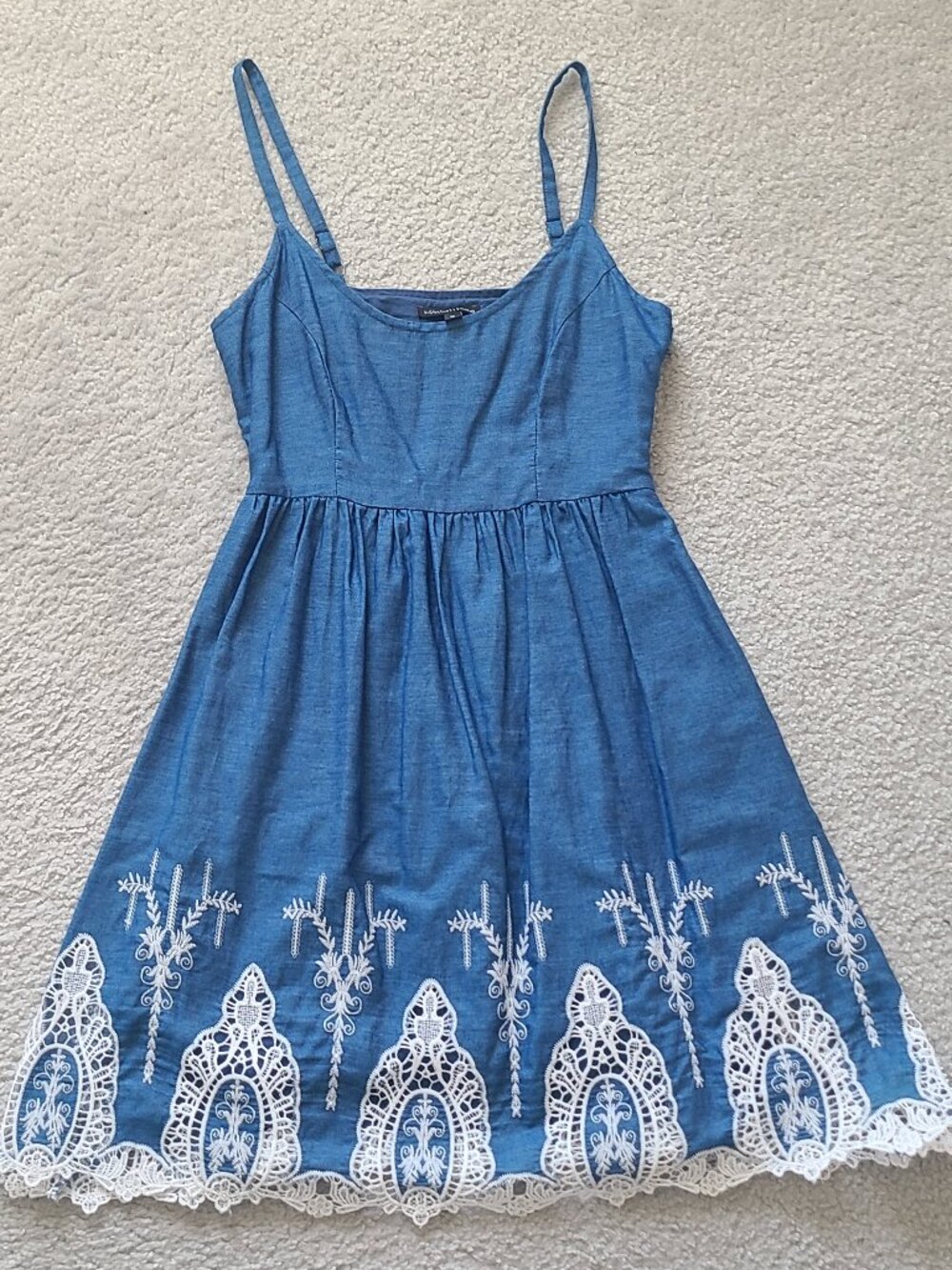 Signature Studio Women's Blue Chambray Lace Trim Strap Sundress - Size Medium